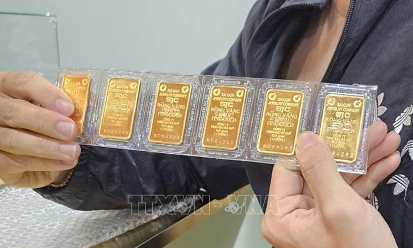 Khách hàng cá nhân giao dịch mua vàng miếng SJC tại Chi nhánh Vietcombank Thành phố Hồ Chí Minh. Ảnh: Thanh Vũ/TTXVN