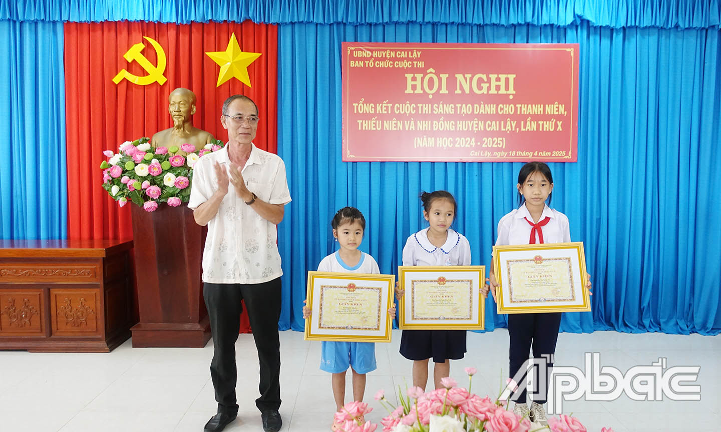 Ông Nguyễn Thanh Hiền, Phó Chủ tịch Liên hiệp các Hội Khoa học và Kỹ thuật tỉnh Tiền Giang trao giải nhất hội thi