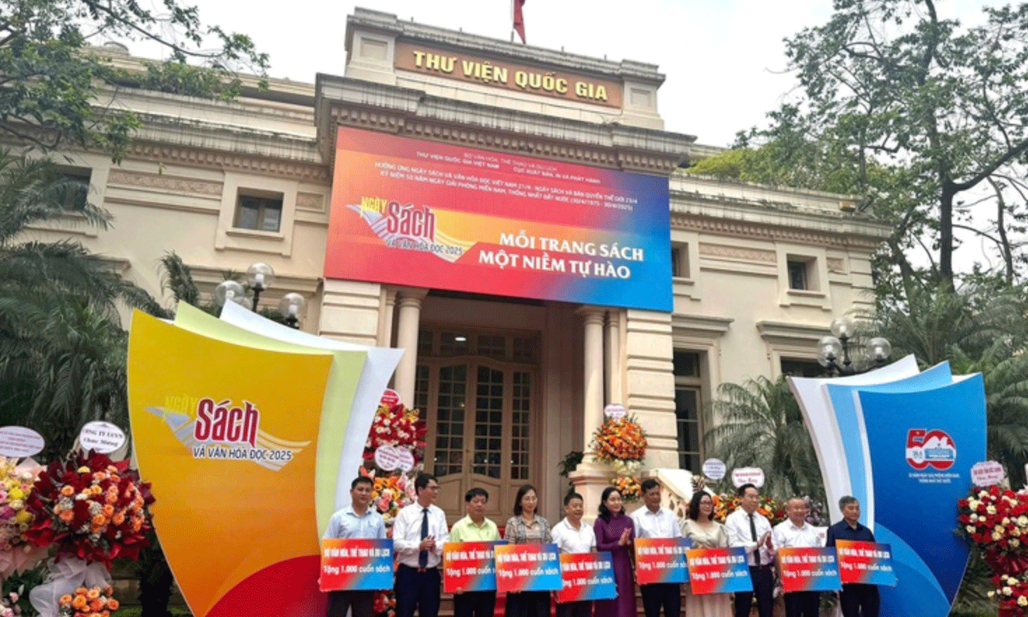 Các đại biểu tặng sách cho thư viện các tỉnh. Ảnh: VGP/Minh Thư