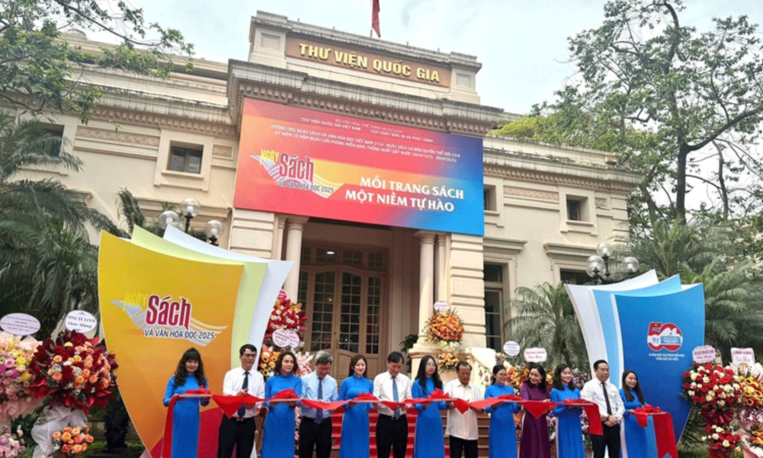 Các đại biểu cắt băng khai mạc. Ảnh: VGP/Minh Thư