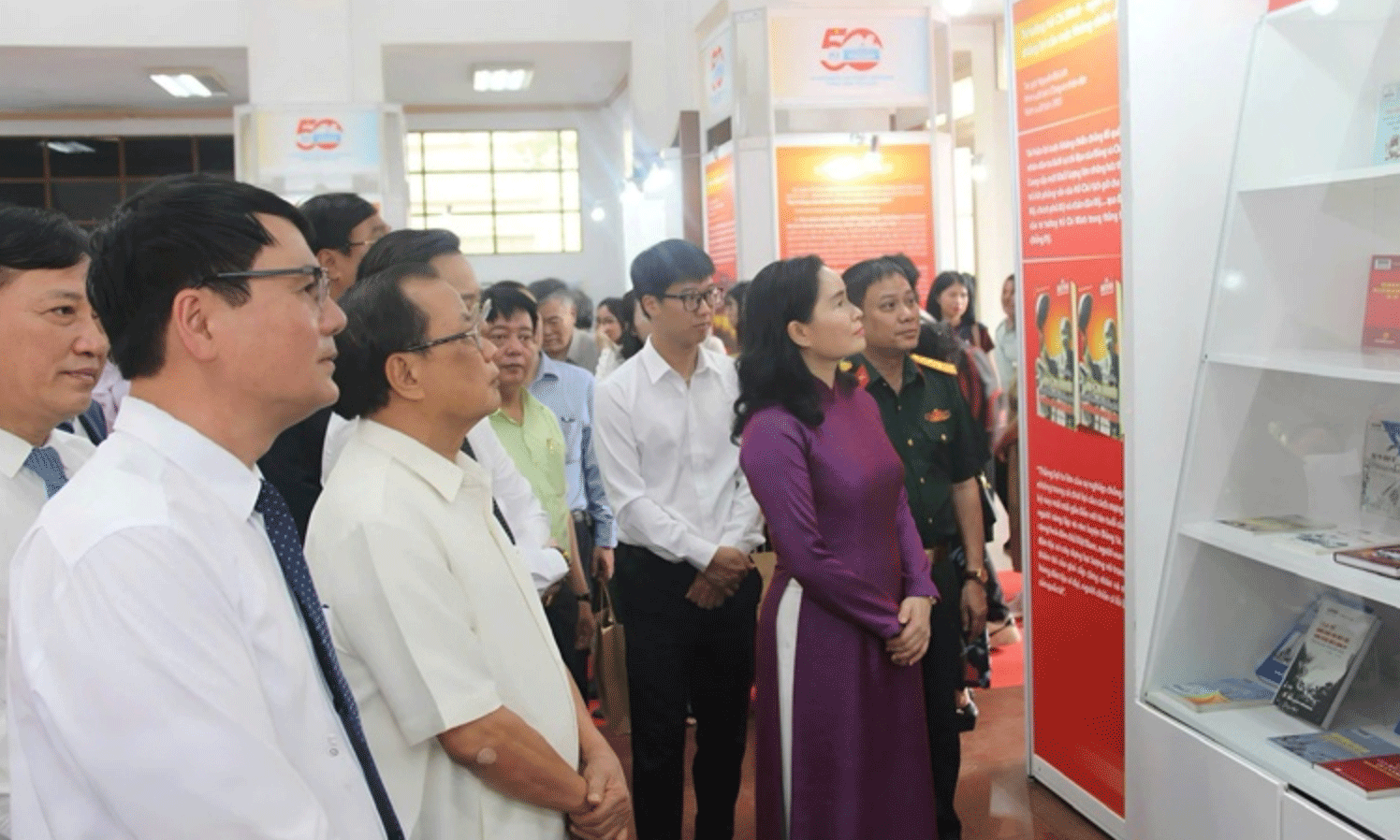 Các đại biểu tham quan Triển lãm tư liệu