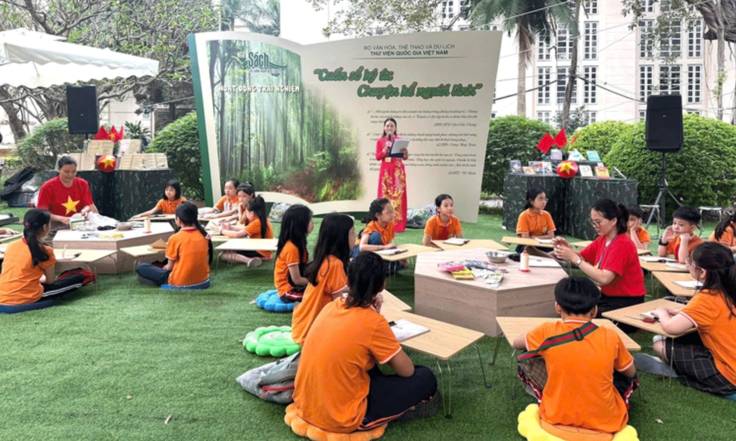 Hoạt động trải nghiệm “Cuốn sổ ký ức - Chuyện kể người lính” trong chuỗi hoạt động Ngày Sách và Văn hóa đọc 2025. Ảnh: VGP/Minh Thư