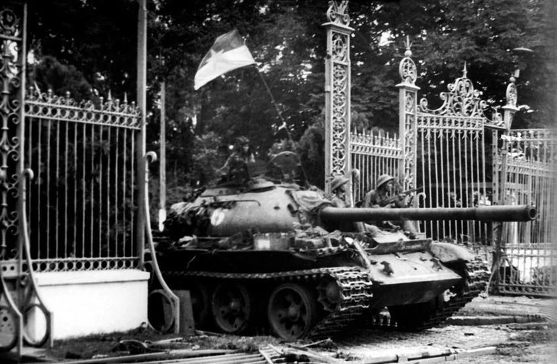 11 giờ 30 phút ngày 30/4/1975, xe tăng quân Giải phóng băng qua cánh cổng sắt, đánh chiếm Phủ Tổng thống ngụy Sài Gòn, sào huyệt cuối cùng của quân địch, kết thúc oanh liệt cuộc trường chinh 30 năm chống ngoại xâm của dân tộc. 