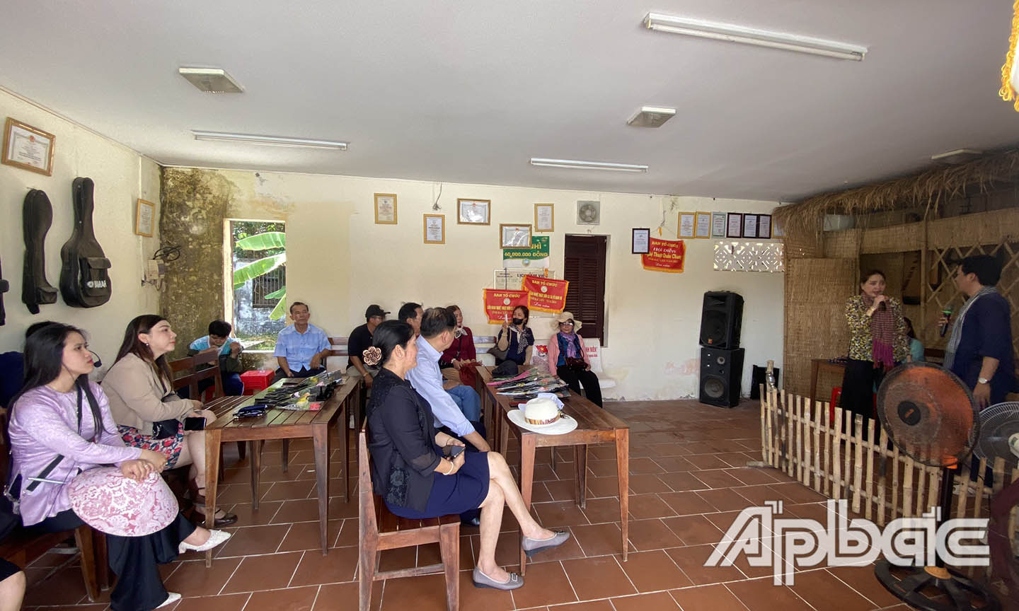  Nghệ nhân biểu diễn đờn ca tài tử Nam Bộ tại khu tưởng niệm Cao Văn Lầu