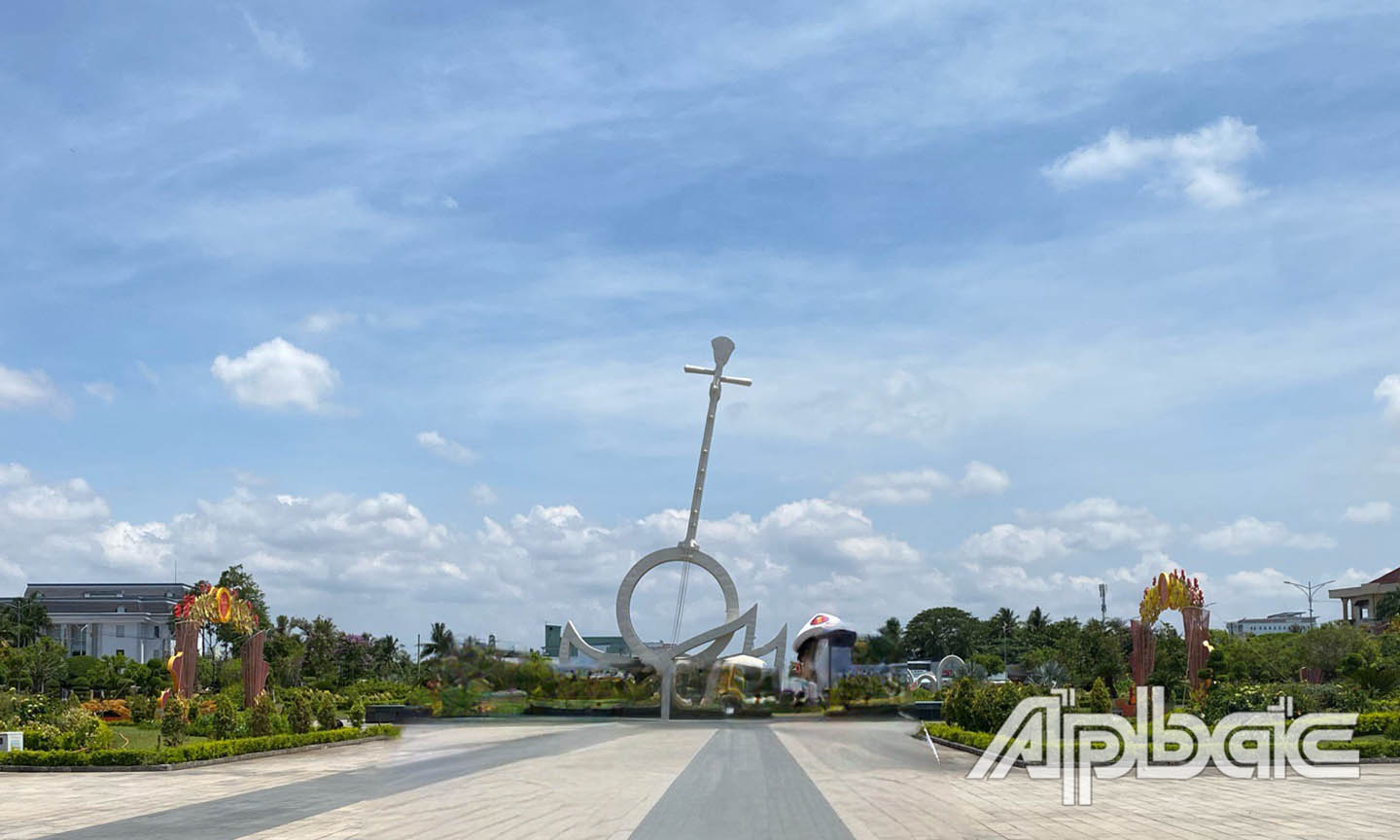Cây đờn kìm cách điệu - một trong những công trình nghệ thuật đạt Kỷ lục Việt Nam tại khu vực Cao Văn Lầu