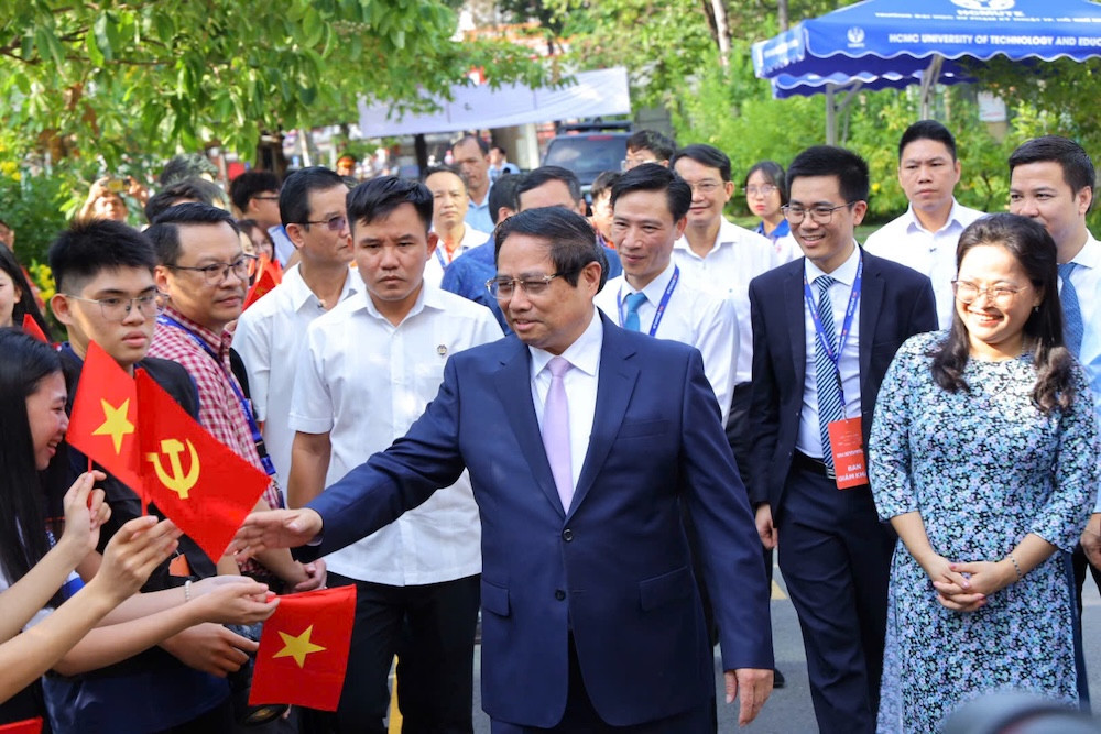 Thủ tướng Phạm Minh Chính thăm các gian hàng khởi nghiệp của học sinh, sinh viên. Ảnh: Moet