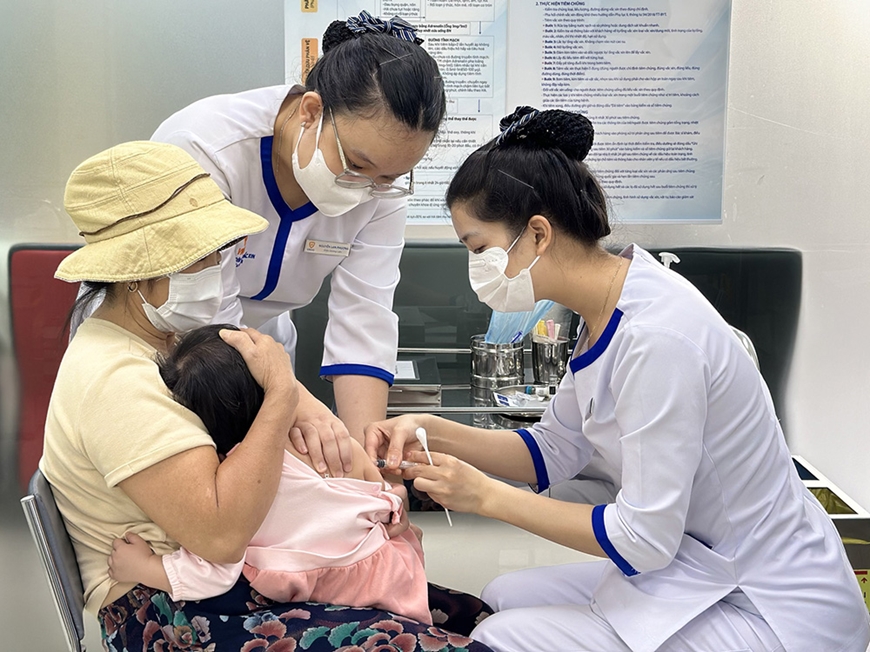 Tiêm vaccine phòng bệnh sởi cho trẻ em. Ảnh. Phong Lan