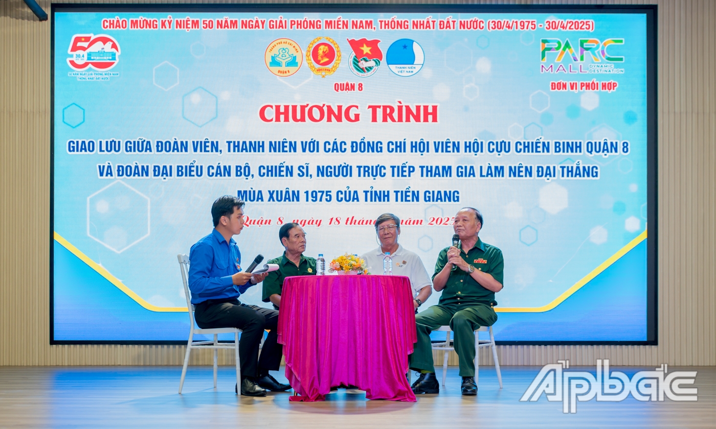 Thiếu úy Vi Chí Thịnh, Tiểu đoàn 5, Trung đoàn 24, Quân khu 8; Trung sĩ  Nguyễn Mạnh Bình, Tiểu đoàn 5, Trung đoàn 24, Quân khu 8; đồng chí Trang Hồng Châu, Chủ tịch Hội Cựu chiến binh phường 6, Quận 8 chia sẻ tại buổi giao lưu.