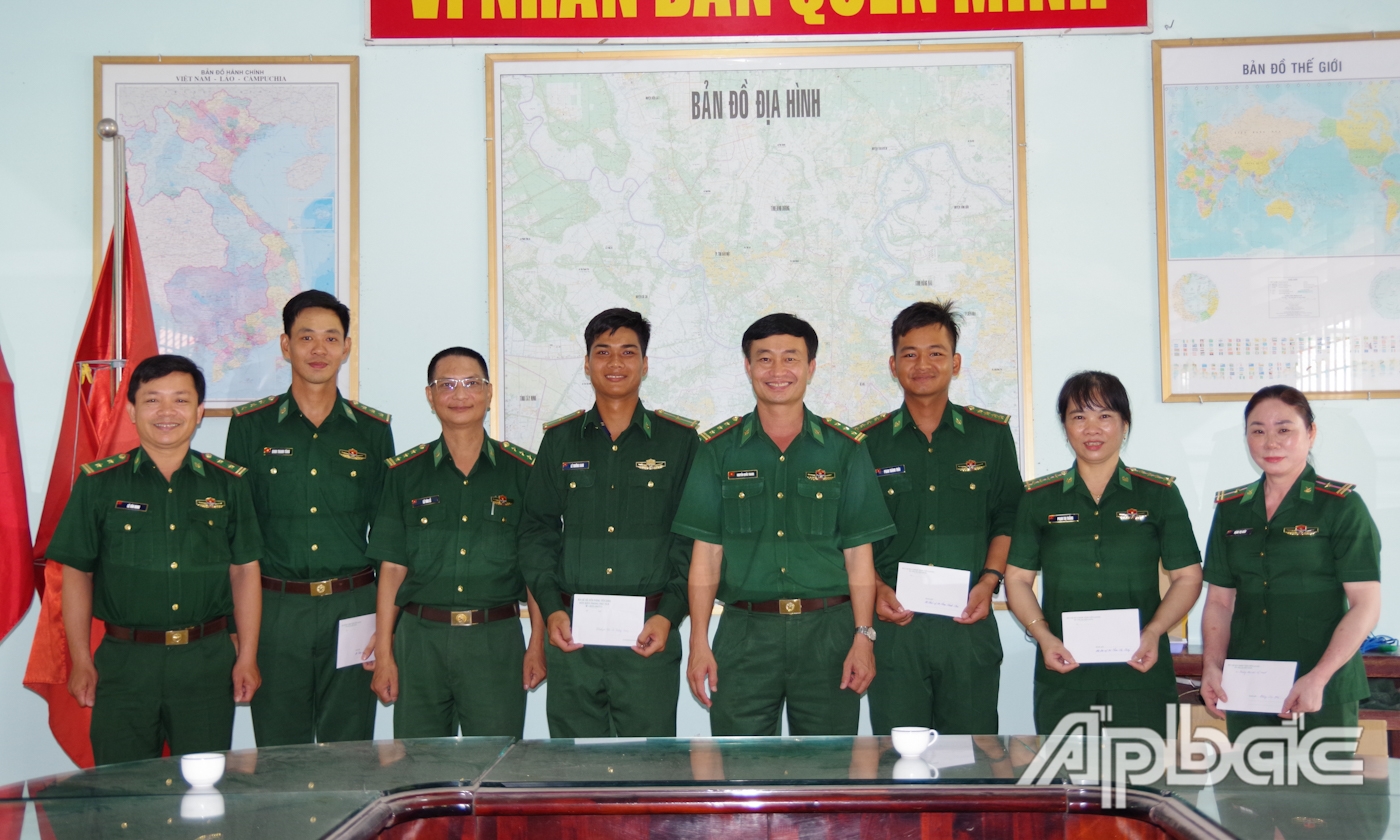 Thượng tá Nguyễn Quốc Thanh trao quà cho cán bộ BĐBP tỉnh Tiền Giang tham gia nhiệm vụ A50.