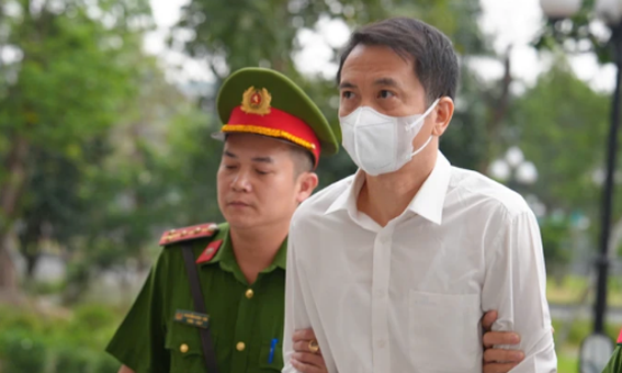 Bị cáo trong vụ án được dẫn giải tới tòa. Ảnh: ĐỖ TRUNG