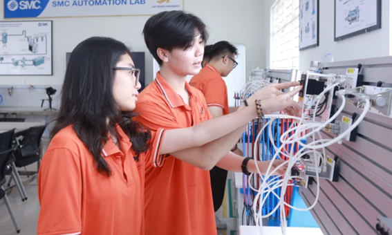 Sinh viên Trường Đại học Lạc Hồng học tại phòng thực hành nén do Công ty SMC Corporation (Nhật Bản) tài trợ.