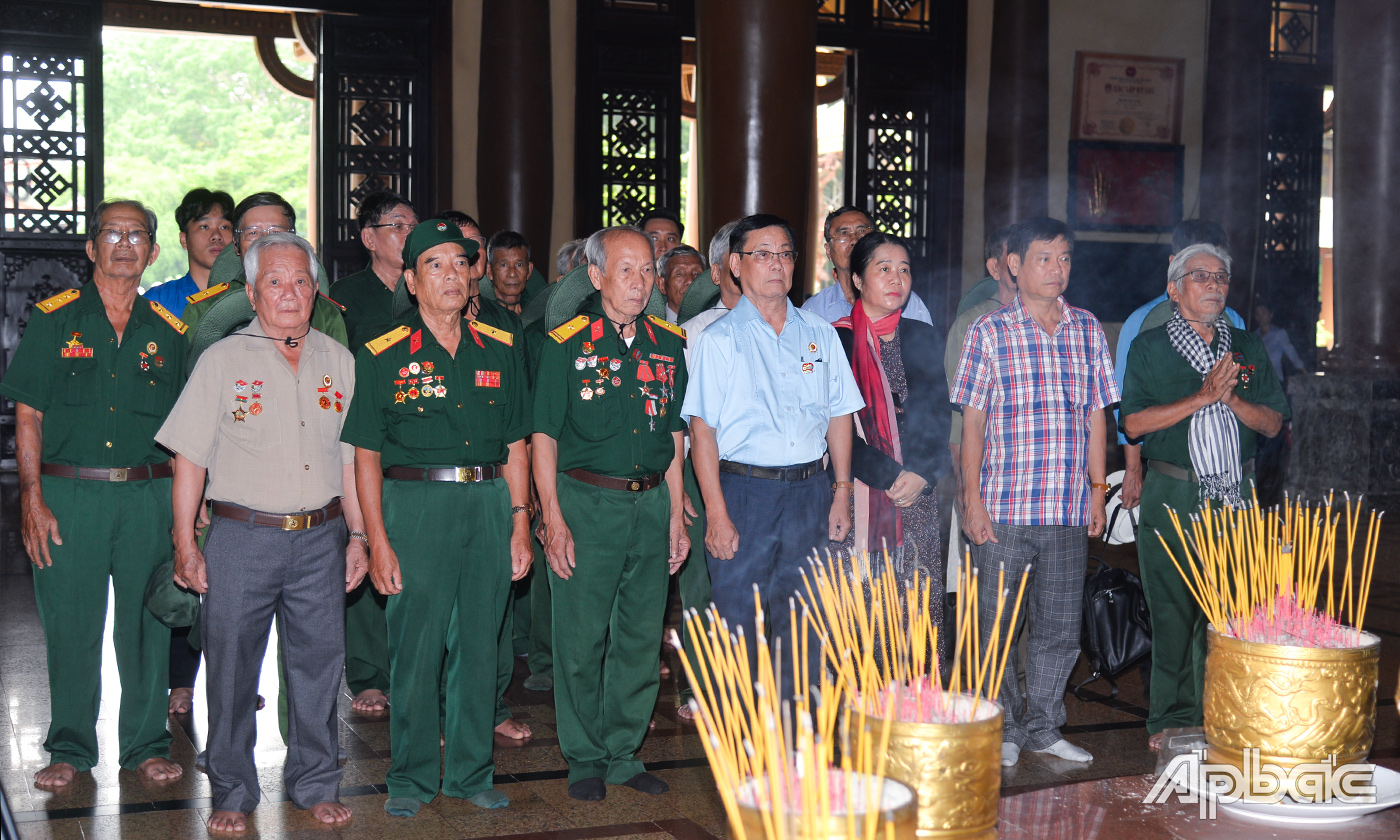 Đoàn tỉnh Tiền Giang dâng hương tại Đền Tưởng niệm liệt sĩ Bến Dược (huyện Củ Chi).