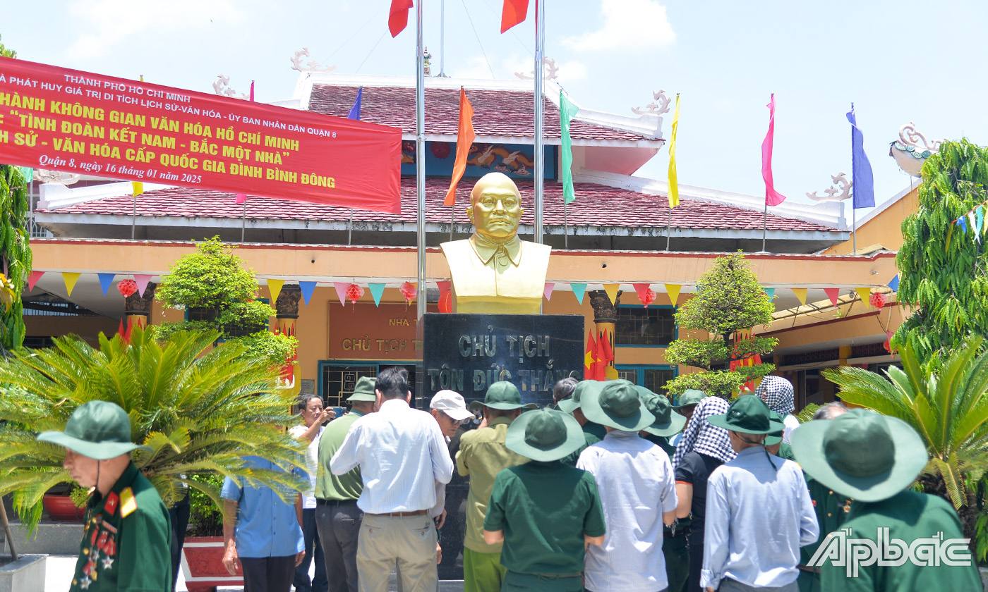 Đoàn tỉnh Tiền Giang dâng hương tưởng niệm trước tượng Chủ tịch Tôn Đức Thắng.