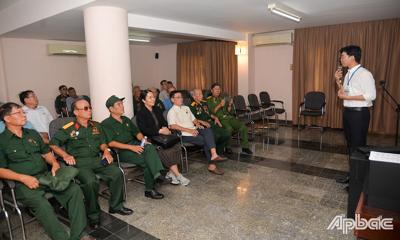 Đại biểu nghe giới thiệu về Dinh Độc Lập.