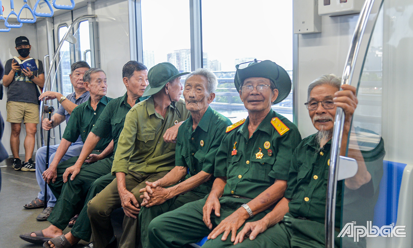 Đại biểu trải nghiệm tuyến metro số 1 Bến Thành - Suối Tiên.