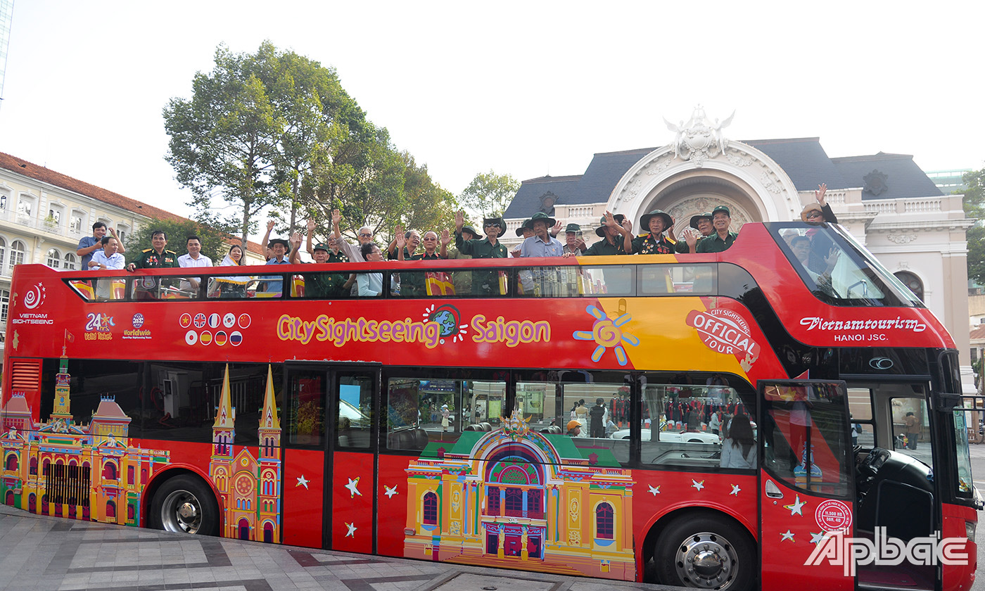 Đại biểu tham quan trung tâm TP. Hồ Chí Minh bằng xe bus hai tầng.