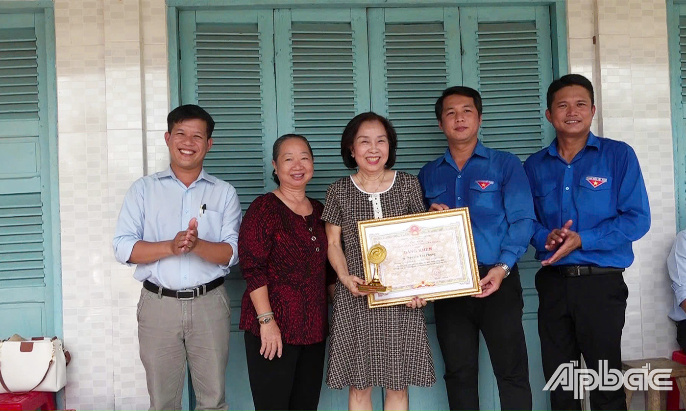 Trao Bằng khen của UBND tỉnh Tiền Giang cho nhà tài trợ