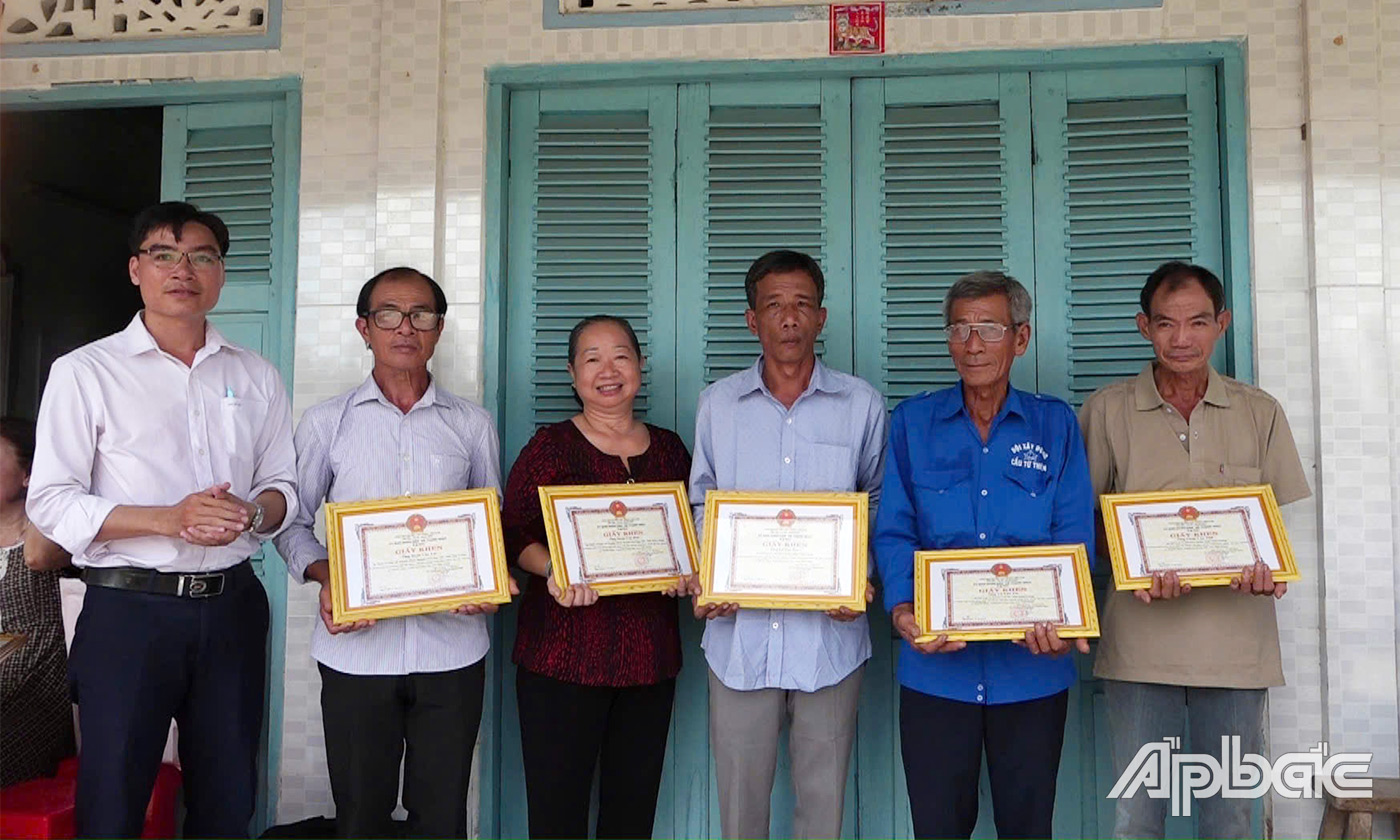 Khen thưởng các cá nhân tại buổi lễ
