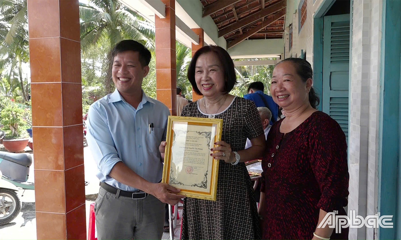 Lãnh đạo xã trao thư cảm ơn cho nhà tài trợ