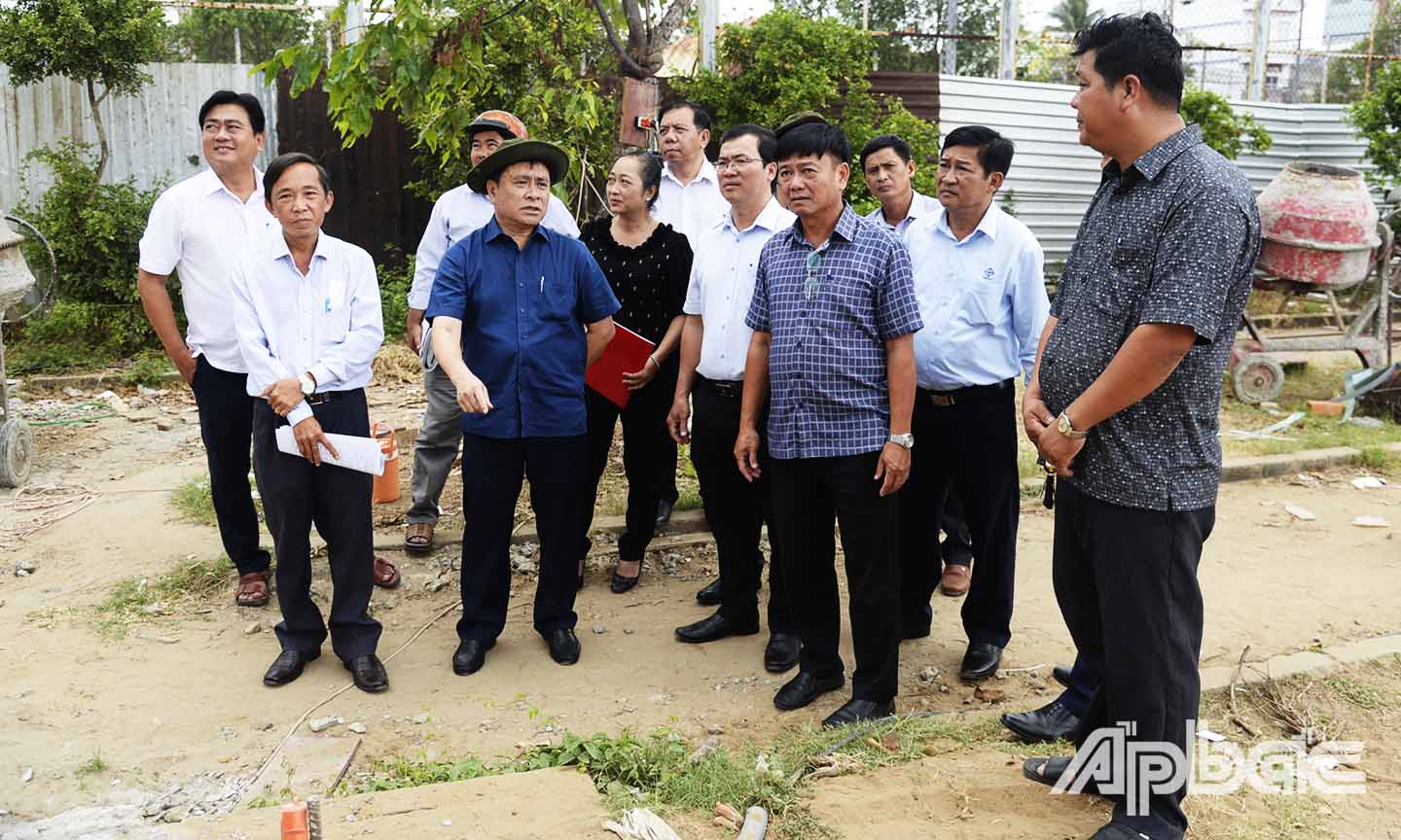 Lãnh đạo UBND tỉnh kiểm tra tiến độ xây dựng NTM tại huyện Châu Thành vào tháng 4-2023.