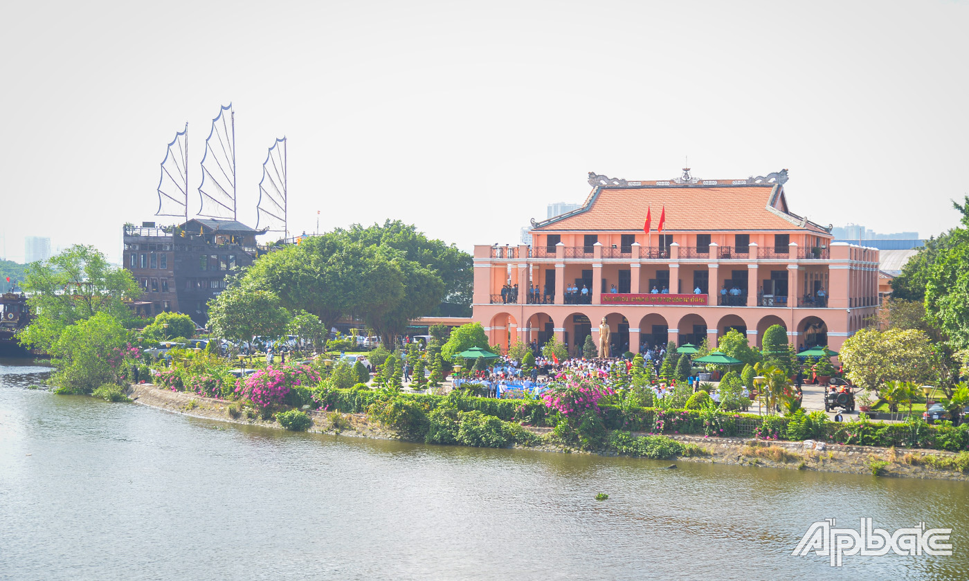 Những ngày này, rất đông đoàn đến tham quan Bến Nhà Rồng, Bảo Tàng Hồ Chí Minh - Chi nhánh Thành phố Hồ Chí Minh.