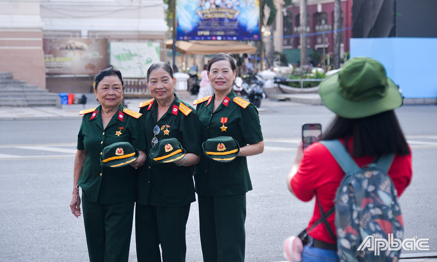 Tranh thủ ghi lại khoảnh những ngày ngập nắng và rực đỏ sắc cờ ở TP. Hồ Chí Minh.