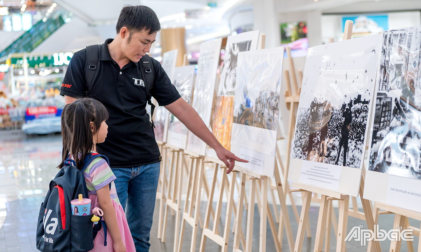 Trưng bày hình ảnh tư liệu tại Trung tâm thương mại Parc Mall Quận 8.
