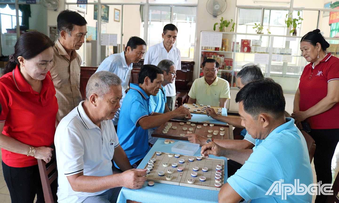 Hội viên tham gia thi cờ tướng