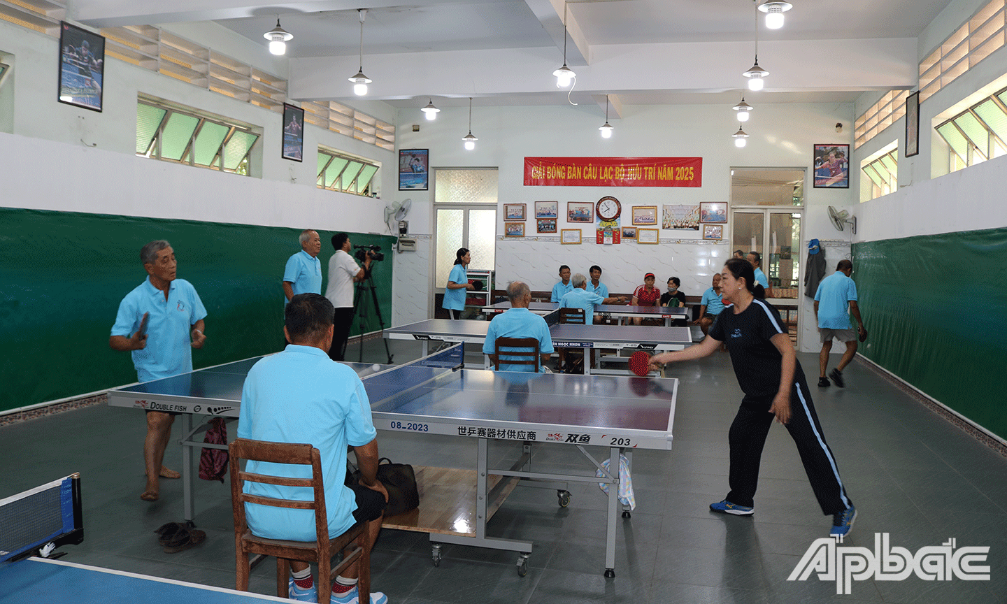 Các hội viên tham gia thi môn bóng bàn