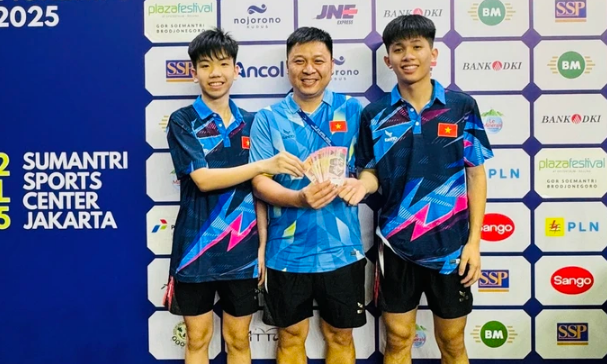 2 tay vợt trẻ của Việt Nam giành được HCV đã nhận thưởng nóng từ ban huấn luyện. Ảnh: VTTF