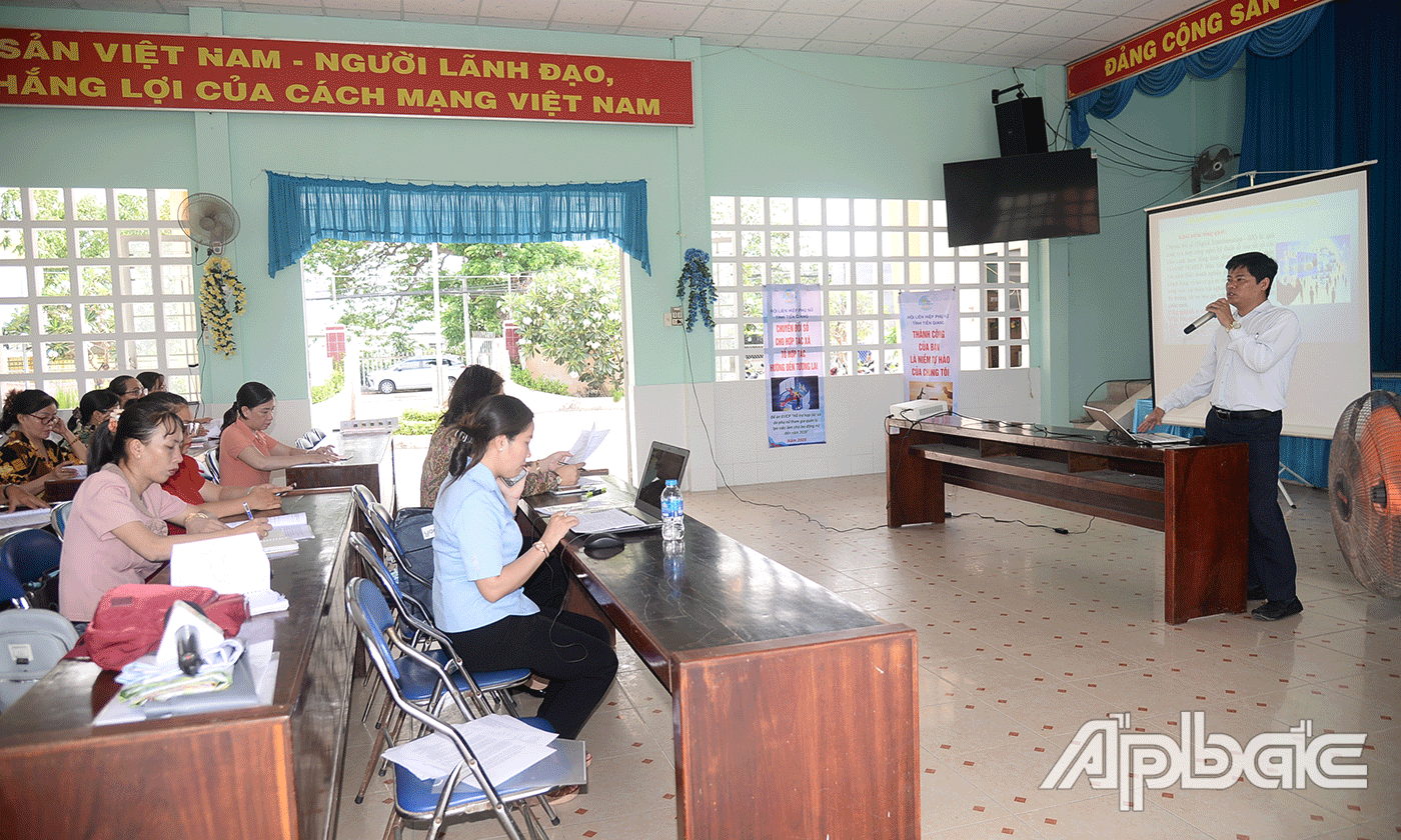 Đại diện Sở Khoa học và công nghệ, cán bộ Hội LHPN tỉnh tập huấn Hướng dẫn thực hành ứng dụng công nghệ số vào hoạt động kinh doanh, 