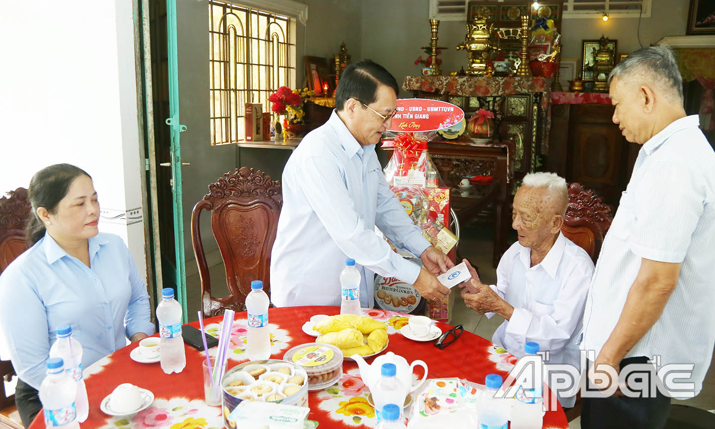 Thăm gia đình ông Trần Văn Nghề.