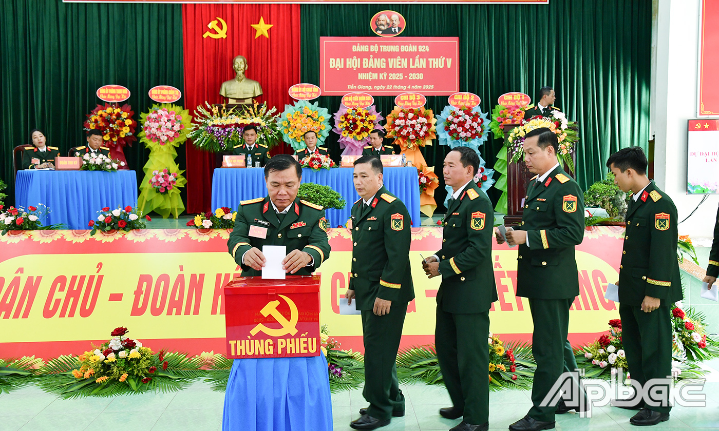 Đại hội tiến hành bỏ phiếu bầu Ban Chấp hành Đảng bộ Trung đoàn 924 nhiệm kỳ 2025 - 2030.