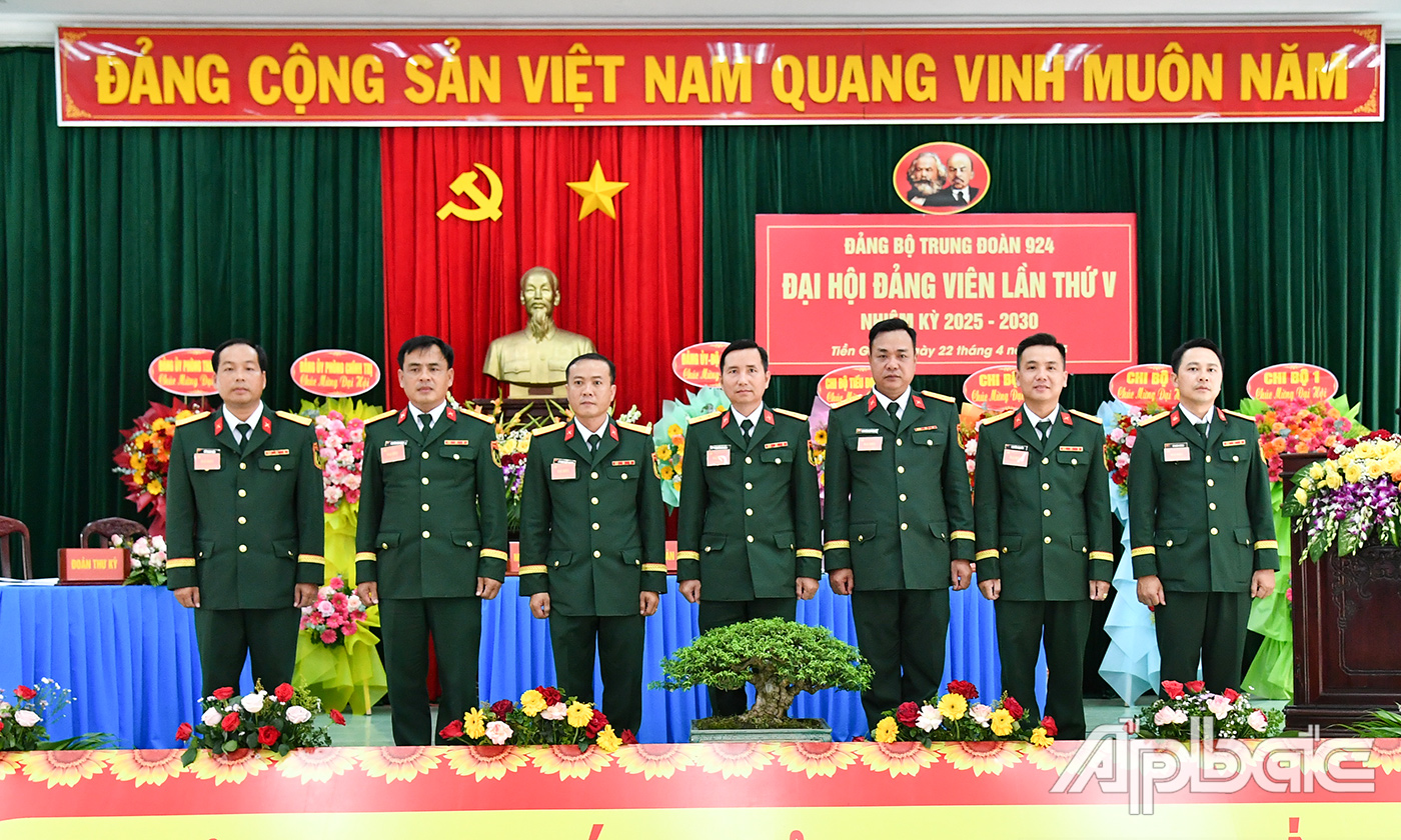Ban Chấp hành Đảng bộ Trung đoàn 924 nhiệm kỳ 2025 - 2030 ra mắt tại Đại hội.