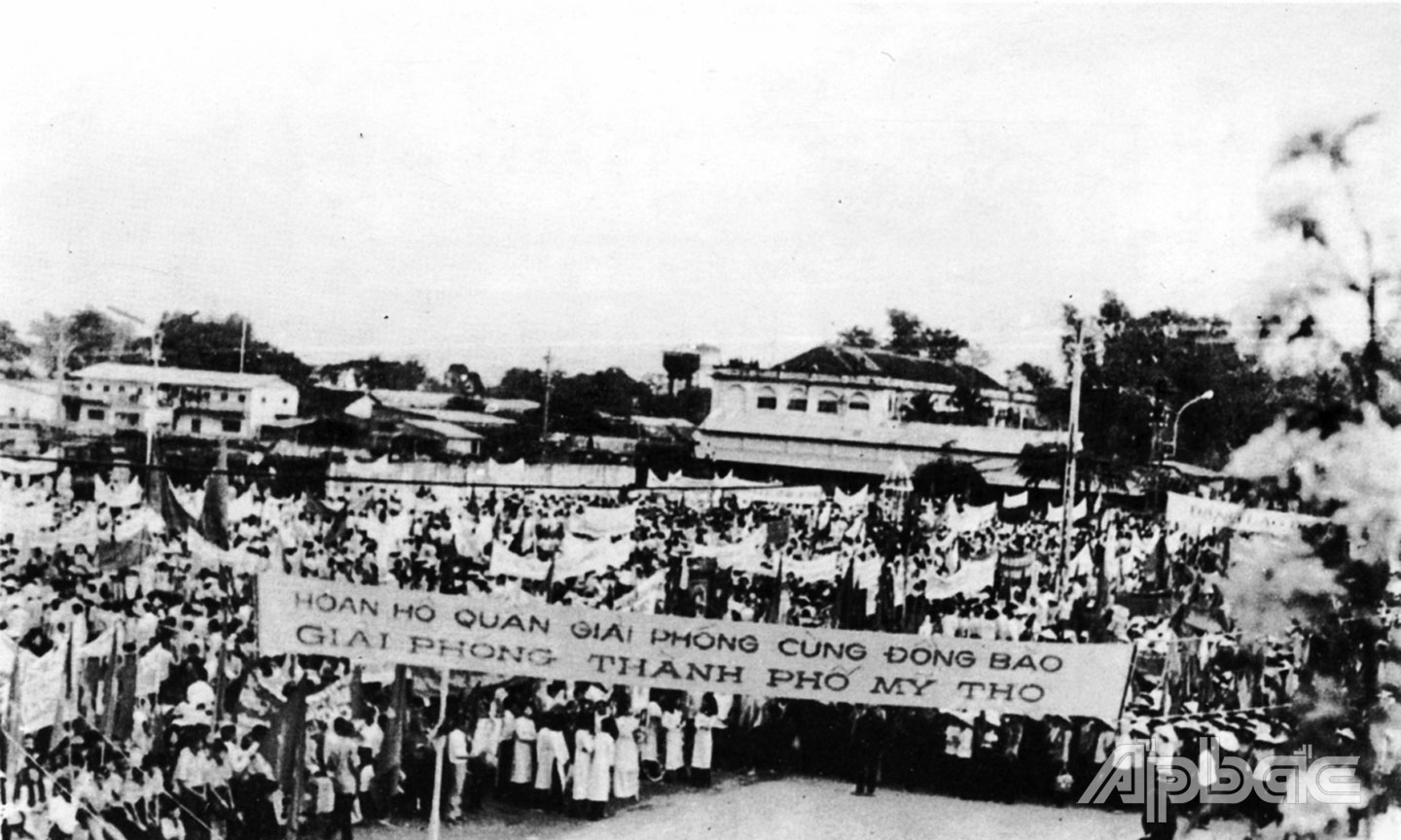 Nhân dân thành phố Mỹ Tho mít tinh chào mừng miền Nam hoàn toàn giải phóng ngày 1-5-1975.