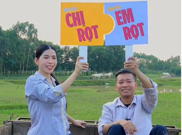 Quang Linh Vlogs và Hằng Du Mục trong một phiên livestream bán hàng, hiện đã bị bắt. Ảnh: Cắt từ video