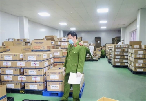 Cơ quan điều tra thu giữ hàng ngàn hộp sữa giả.