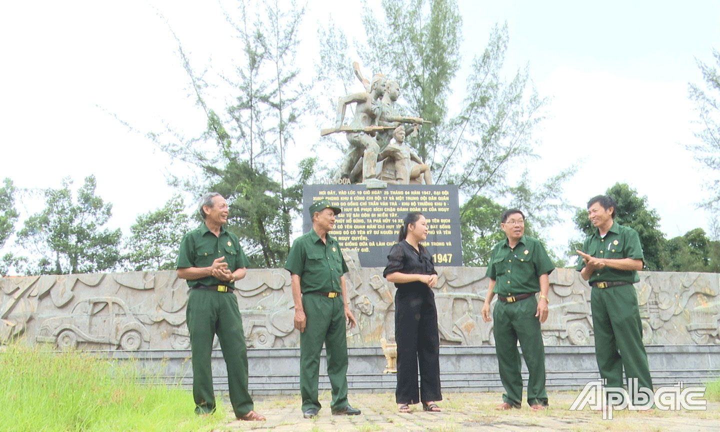 Các cựu chiến binh về thăm Di tích lịch sử Chiến thắng Giồng Dứa.