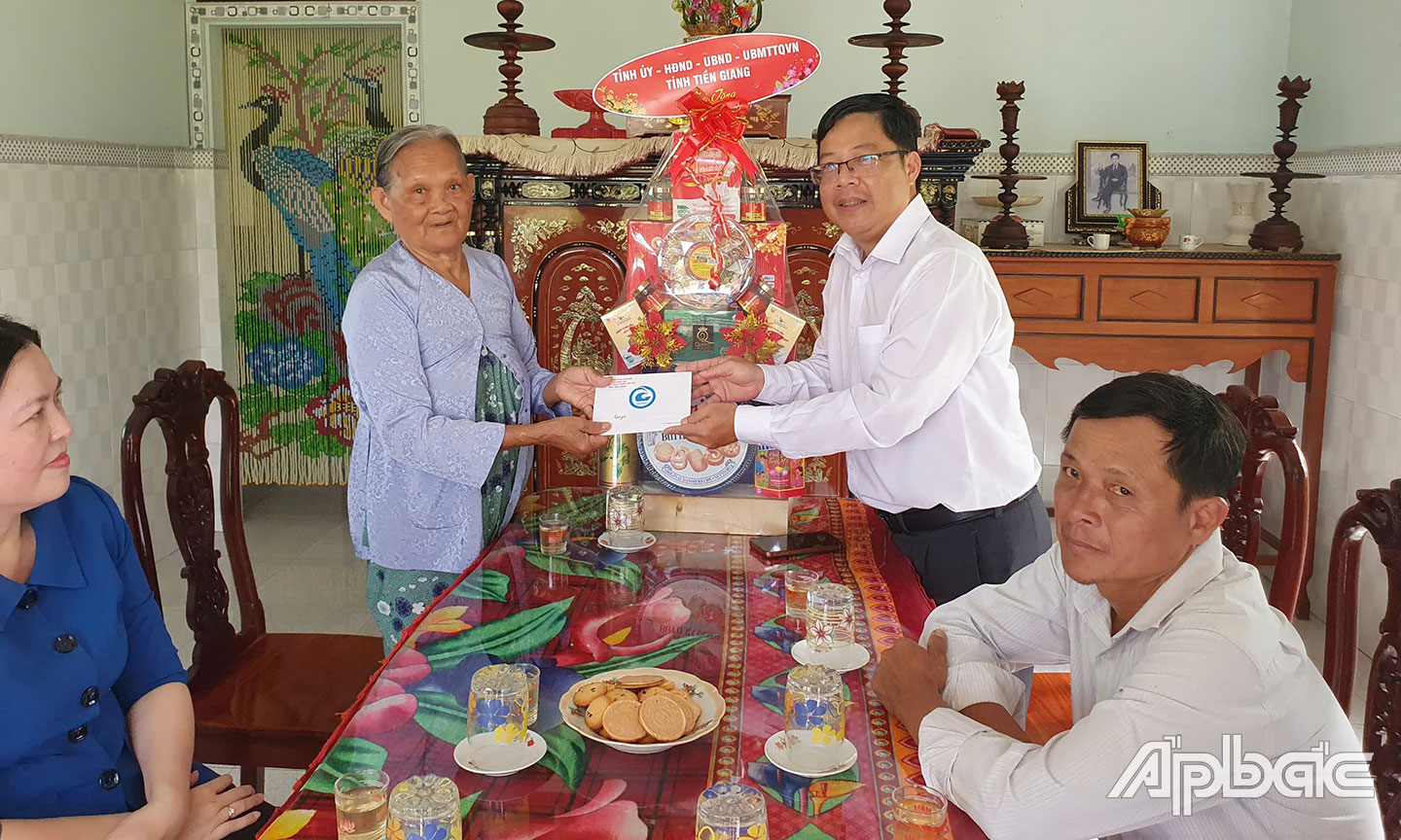 Đồng chí Trần Thanh Nguyên thăm bà Nguyễn Thị Hường, là vợ Liệt sĩ, ngụ ấp Hòa Bình, xã Vĩnh Hựu.