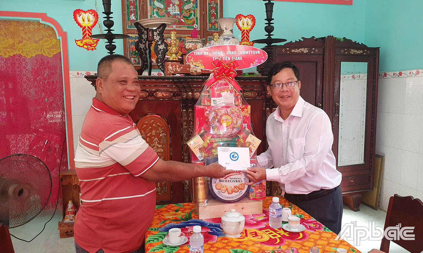 Đồng chí Trần Thanh Nguyên thăm ông Lê Thành Thức là thương binh, ngụ ấp An Ninh, xã Vĩnh Hựu