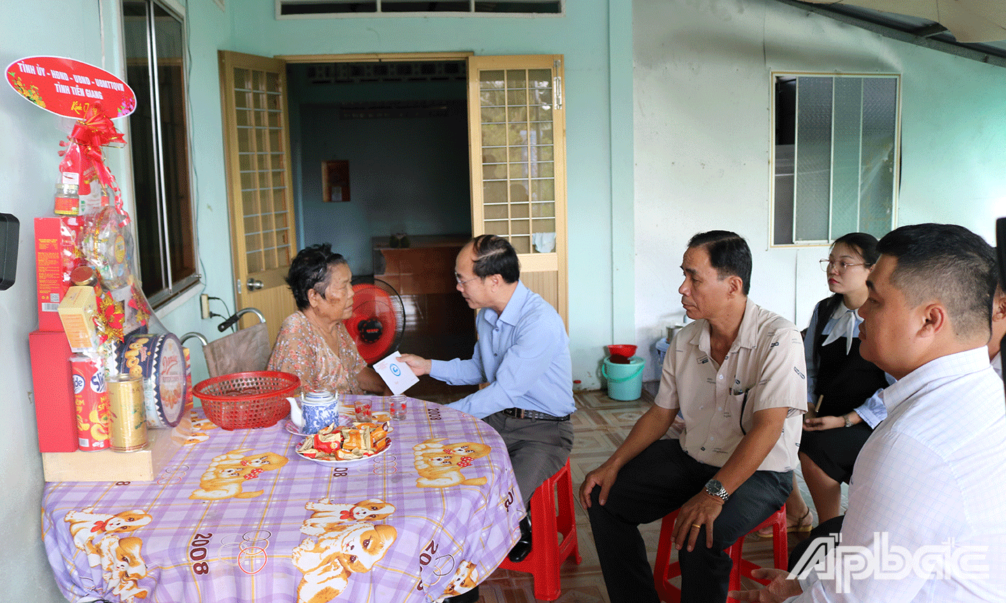 Đoàn đã đến thăm, chúc sức khỏe và tặng quà cho 10 gia đình chính sách gồm: Gia đình bà Huỳnh Thị Hiền (vợ liệt sĩ), gia đình bà Huỳnh Thị Ngô