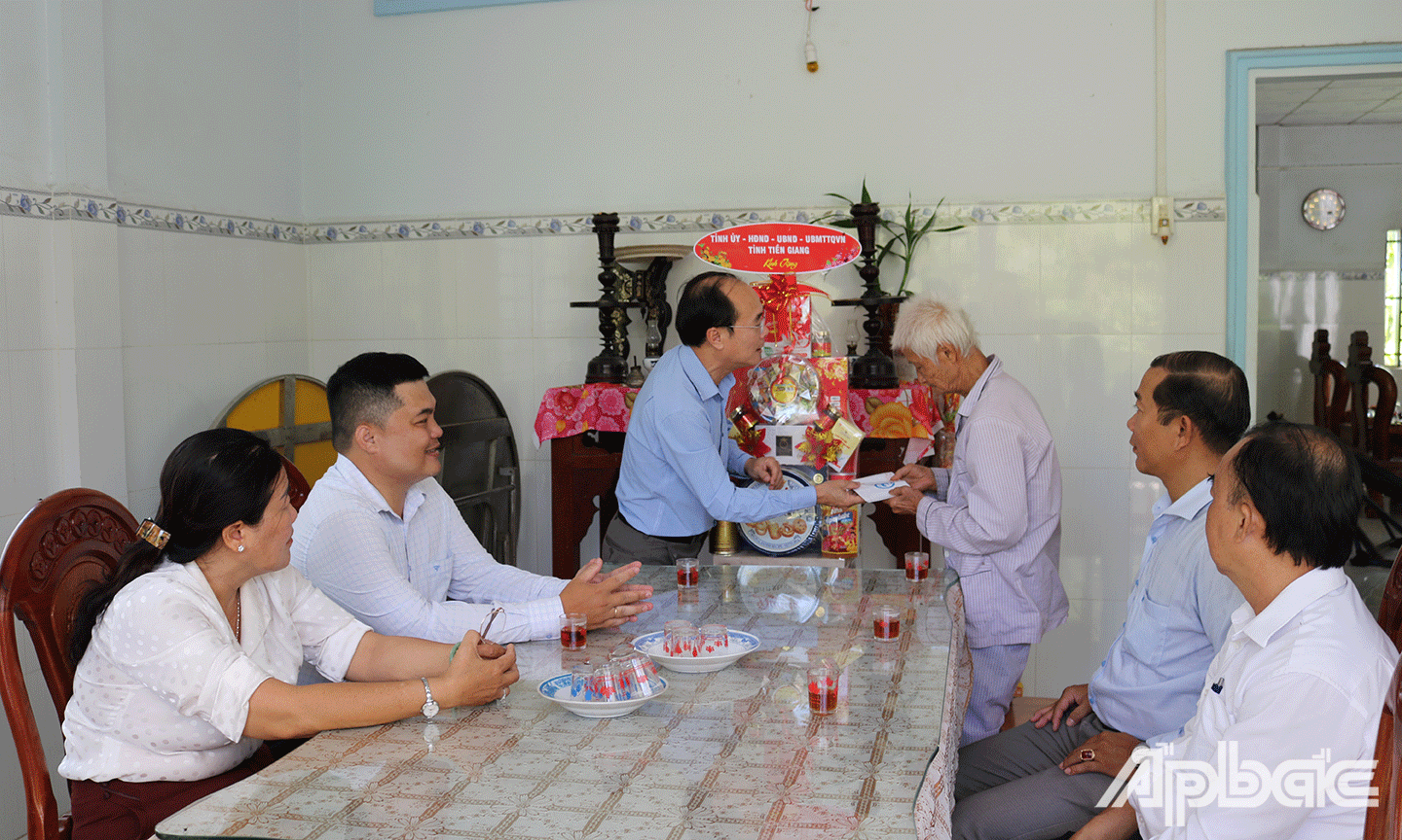 Đoàn đến thăm gia đình ông Nguyễn Văn Tấn (bệnh binh)