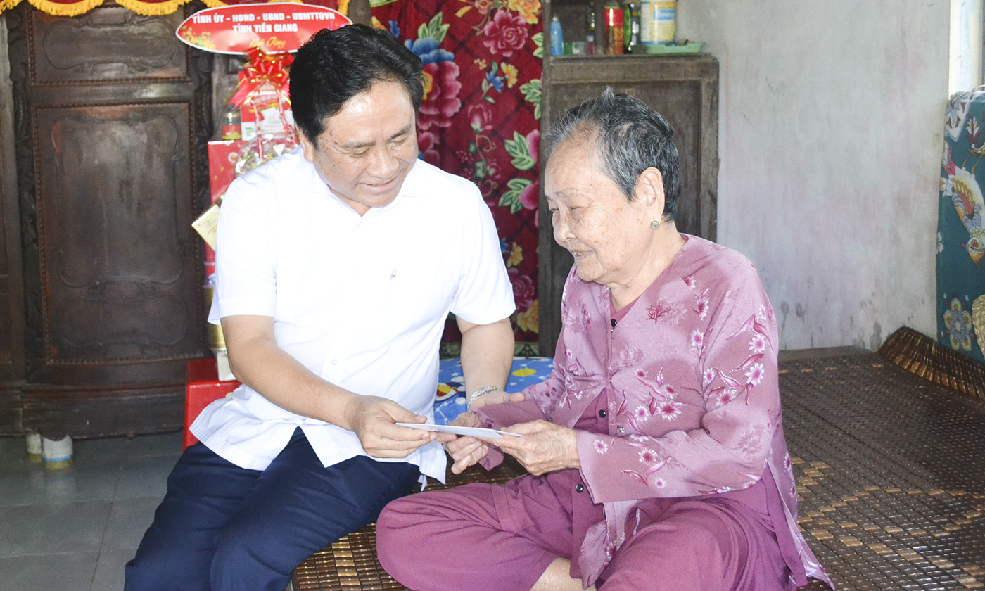 Đồng chí Trần Văn Dũng, Phó Chủ tịch Thường trực UBND tỉnh Tiền Giang thăm, tặng quà gia đình bà Võ Thị Cơ, vợ liệt sĩ, ấp 1, xã Tân Hưng quà