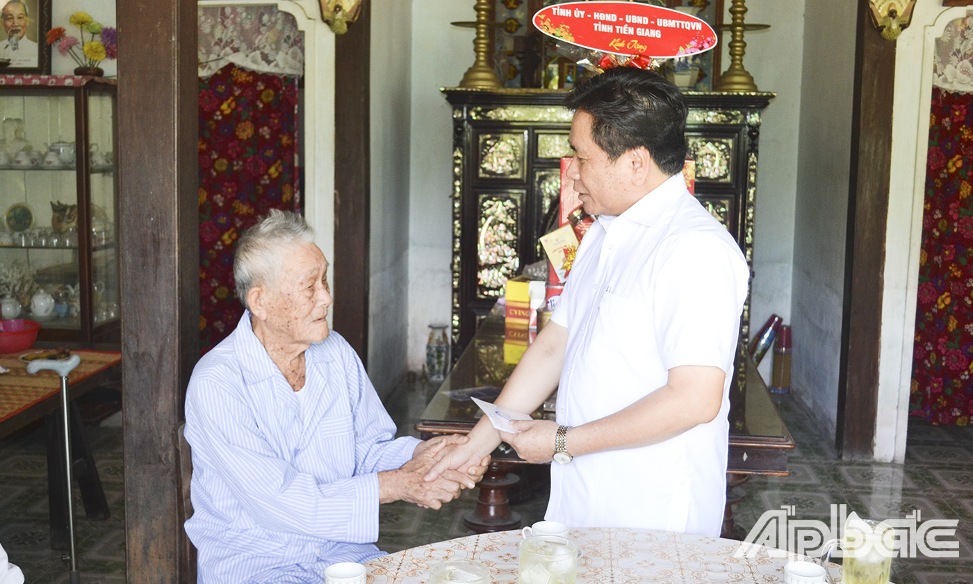 Đồng chí Trần Văn Dũng, Phó Chủ tịch Thường trực UBND tỉnh Tiền Giang thăm, tặng quà gia đình ông Trần Văn Cưng (Trần Văn Xê), thương binh, khu phố Bình Đức, TT. Bình Phú
