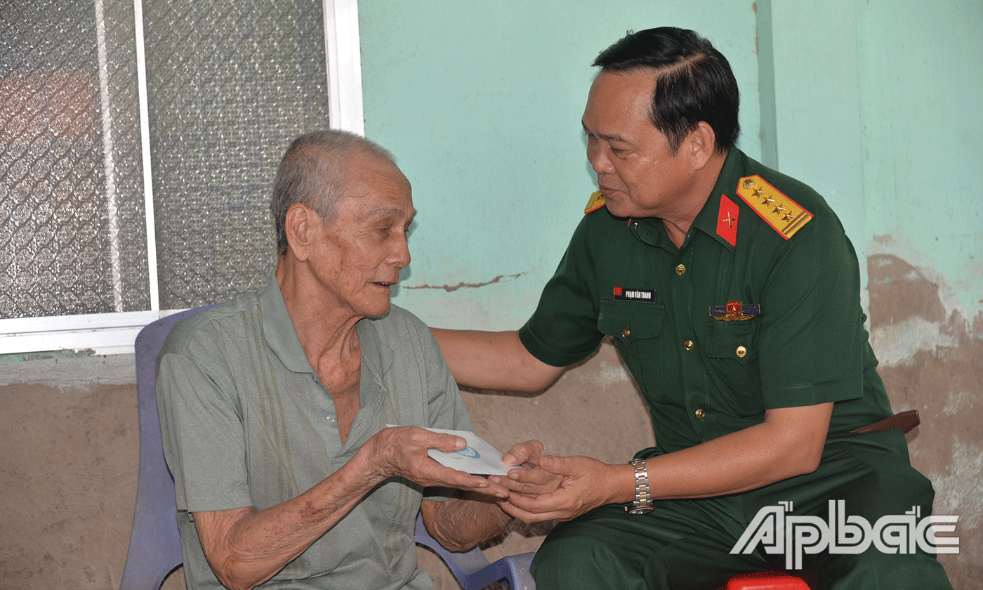 Đại tá Phạm Văn Thanh thăm hỏi, tặng quà thương binh Nguyễn Thanh Mười, ấp Kinh Nhiếm, xã Phú Thạnh.
