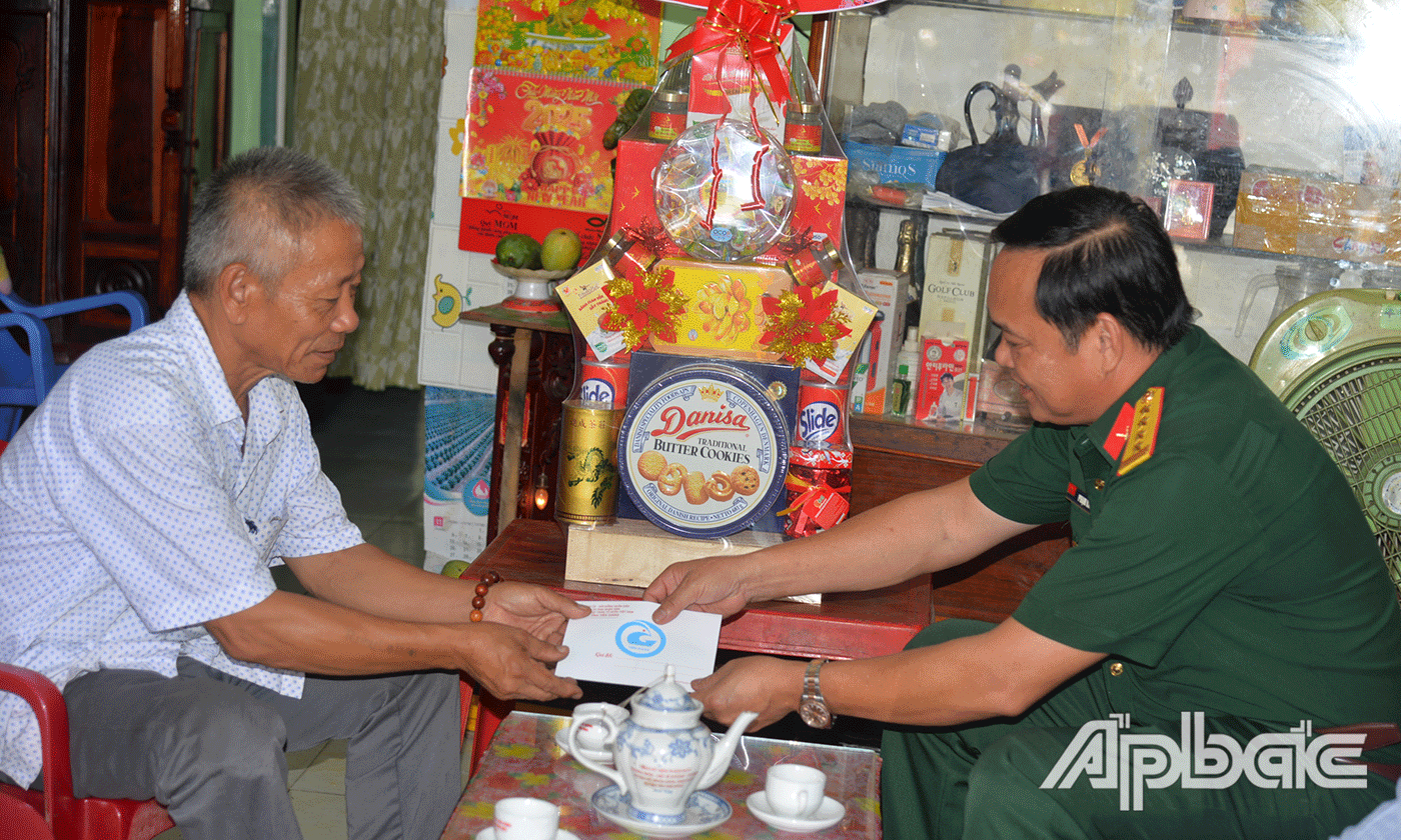 Đại tá Phạm Văn Thanh thăm hỏi, tặng quà thương binh Trần Văn Thêm, ấp Tân Phú, xã Phú Thạnh.