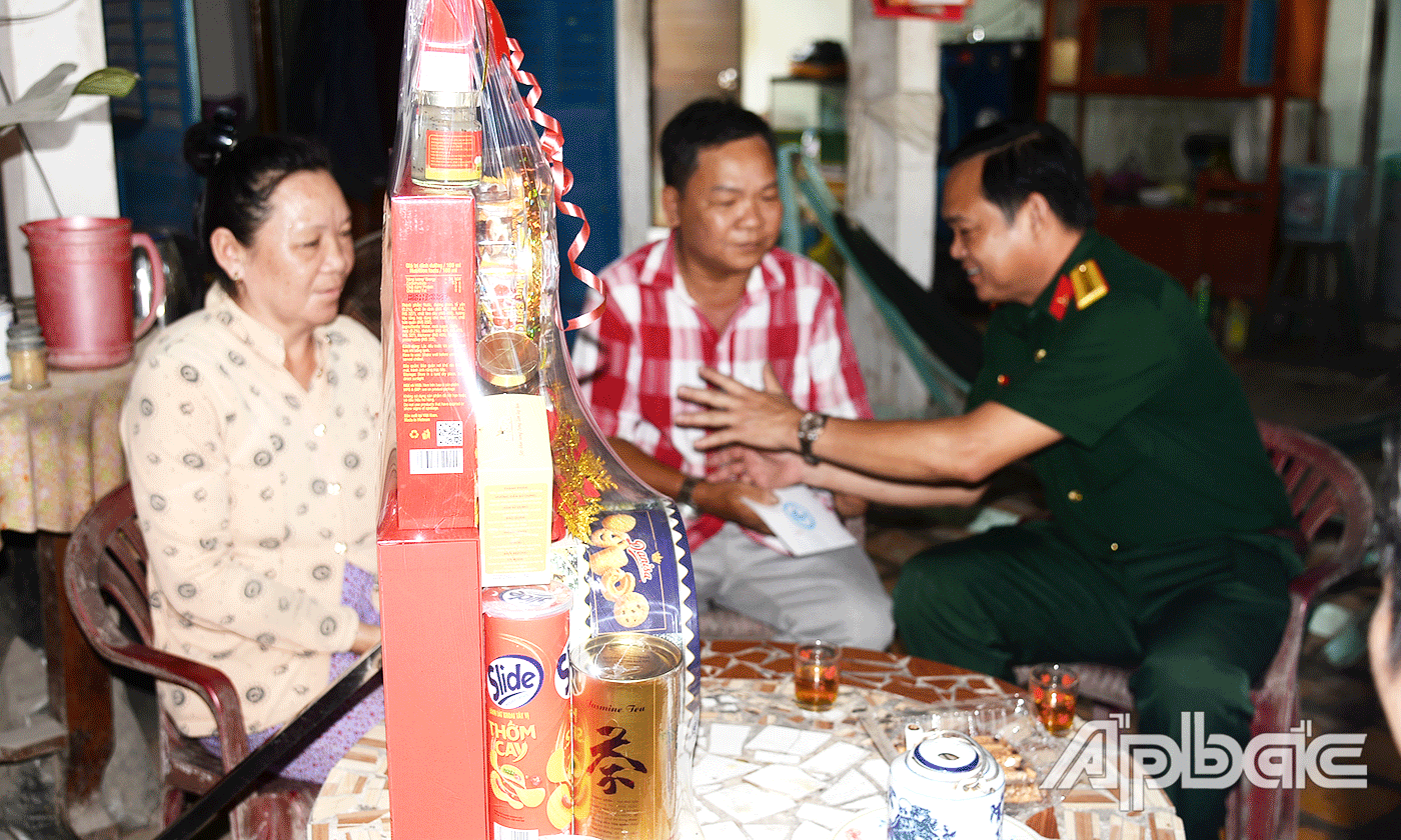 Đại tá Phạm Văn Thanh thăm hỏi, tặng quà thương binh Lê Văn Nam, ấp Kinh Nhiếm, xã Phú Thạnh.