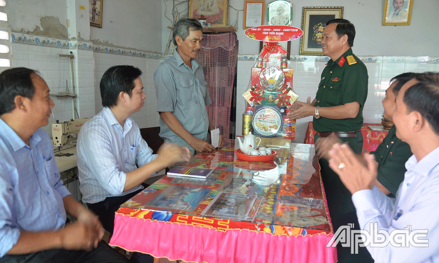 Đại tá Phạm Văn Thanh thăm hỏi, tặng quà thương binh Trần Việt Sử, ấp Bà Lắm, xã Phú Thạnh.
