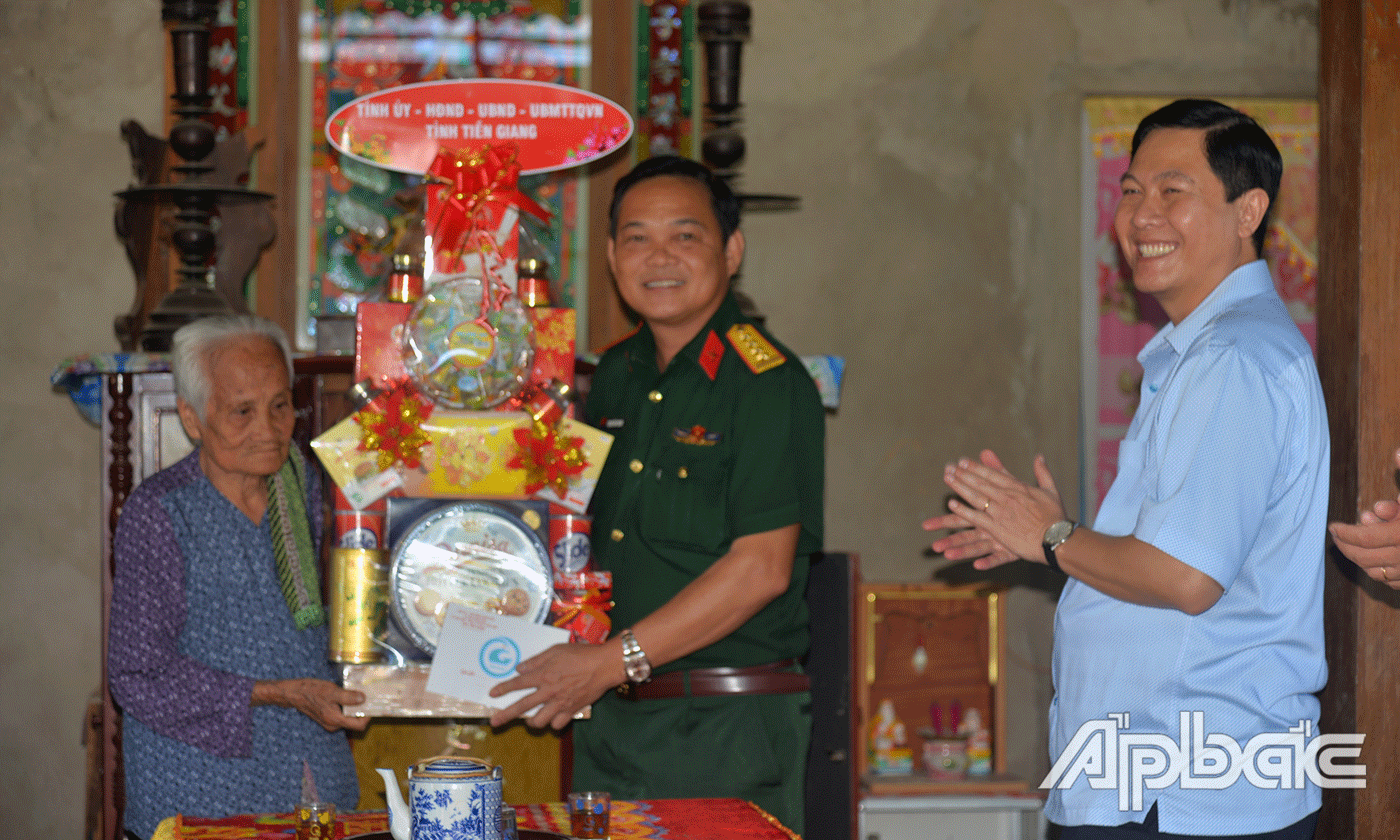 Đại tá Phạm Văn Thanh thăm hỏi, tặng quà gia đình bà Huỳnh Thị Thơm là mẹ liệt sĩ ấp Gồng Keo, inh Nhiếm, xã Phú Thạnh.