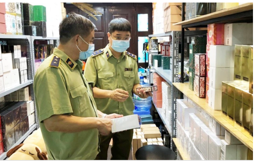 Thời gian qua, các cơ quan chức năng tăng cường kiểm tra mỹ phẩm không rõ nguồn gốc.